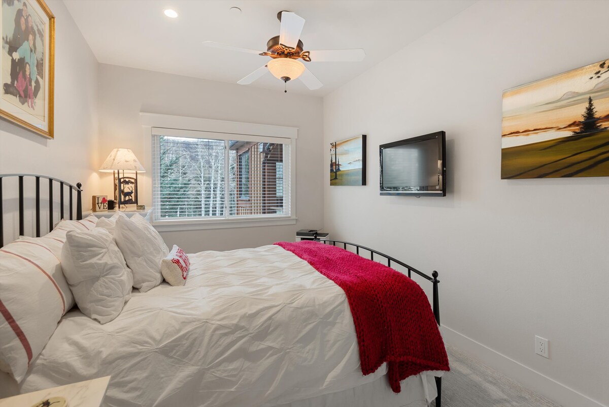 Second bedroom